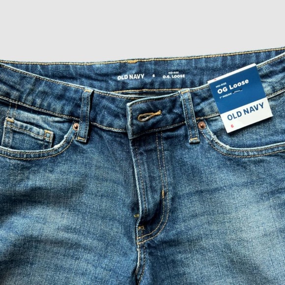 Old Navy Mid-Rise OG Loose Jean Cut-Off Shorts Medium Wash, NWT-Size 6 - Picture 3 of 6